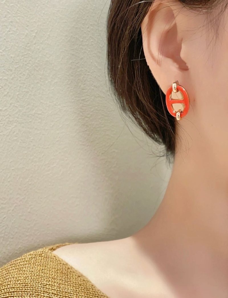H**me5 earrings